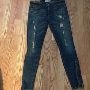 Skinny jeans with rips and ankle zipper